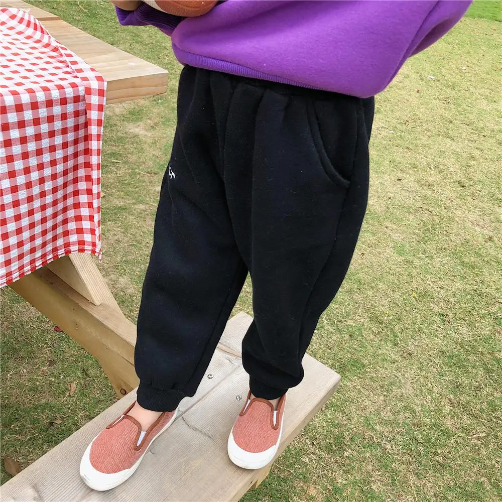 Г. Новое поступление, зимние хлопковые свободные Утепленные длинные штаны в Корейском стиле с буквенным принтом, подходящие ко всему, для милых модных маленьких девочек и мальчиков - Цвет: Черный