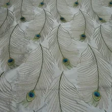 Серебро ткань из жаккардовой вискозы тонкой вышивкой с разноцветными перьями павлина 2 цвета цена за 1 метр