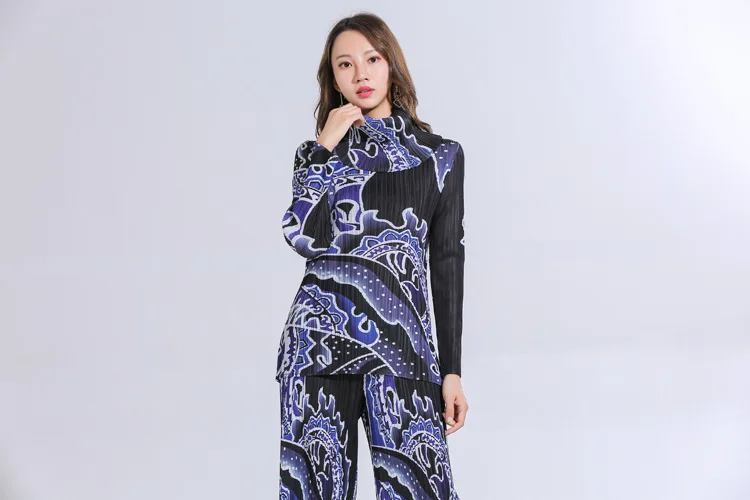 Miyake fold футболка с длинными рукавами и цифровым принтом и высоким воротником водолазка