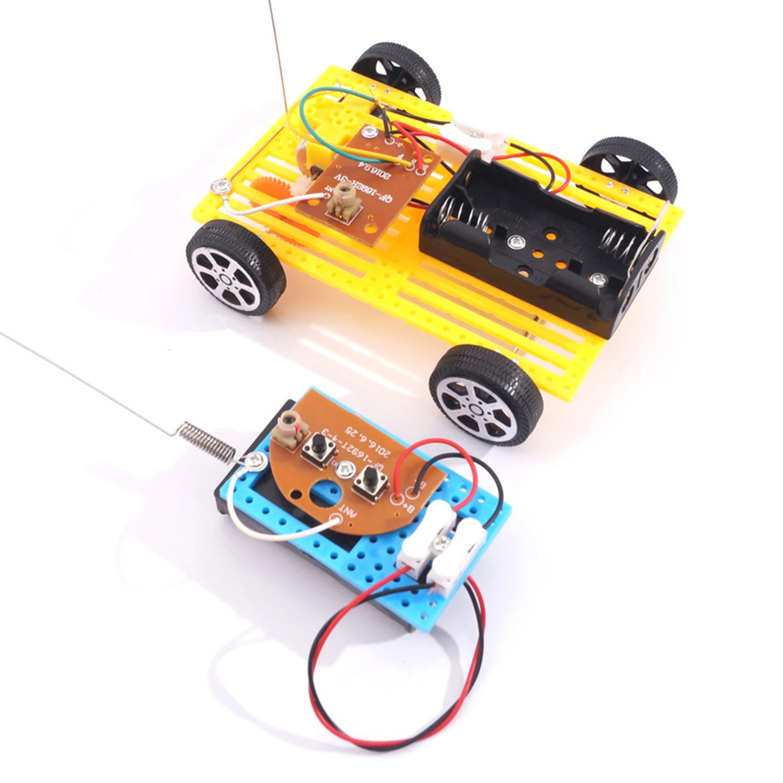 Voiture RC 2CH assemblée roulant sur une piste, démonstration du jouet STEM éducatif