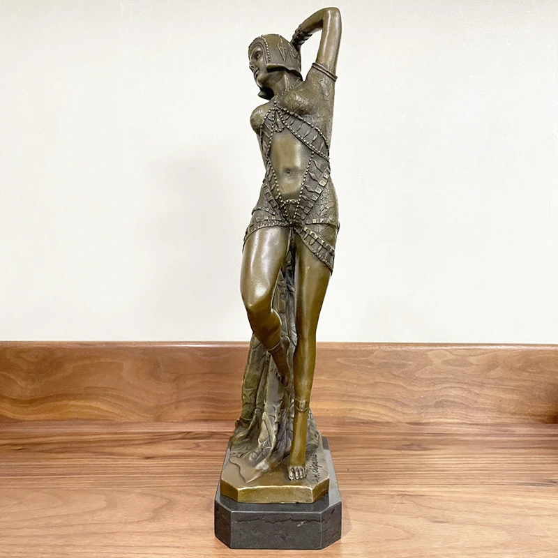 女性ブロンズ像 GEOGRAPHICA AOYAMA】 ブロンズの女性像とガラスシェードを