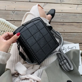 

Western Independent Designer 2020 Square Shoulder Bag New Texture Lingge Wild Messenger Rivet Wide Shoulder Strap Square Bag
