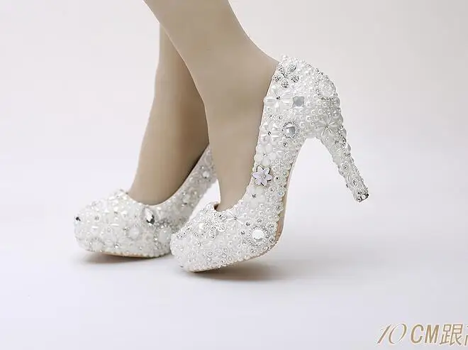 Свадебная обувь белого цвета с жемчужинами и цветами; Водонепроницаемая Свадебная обувь на очень высоком каблуке на платформе; тонкие туфли для взрослых; женская обувь
