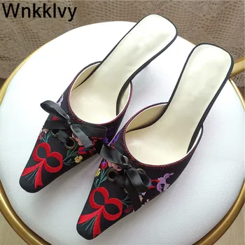 

Silk satin slippers kitten heels ladies pointed bowknot retro classic embroidery flower decoration high heels ladies sandals