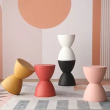Petit tabouret en plastique créatif en sablier, simple et à la mode, chaussures à langer pour petit appartement, pilier rond, table d'appoint rouge