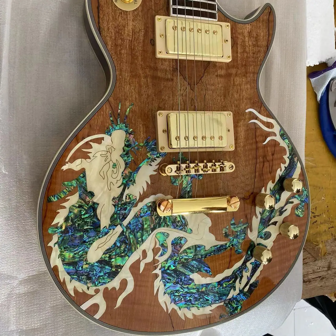 LP Electric Guitar Dragon Abalone Inlaid Fingerbpard Mahogany Body Free Shipping | Спорт и развлечения