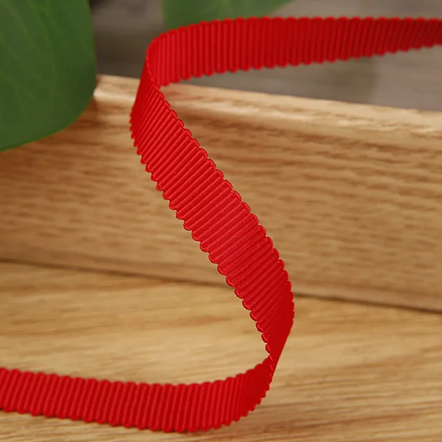 다채로운 Grosgrain Till 리본으로 독특하고 매력적인 창작물을 만들어보세요.