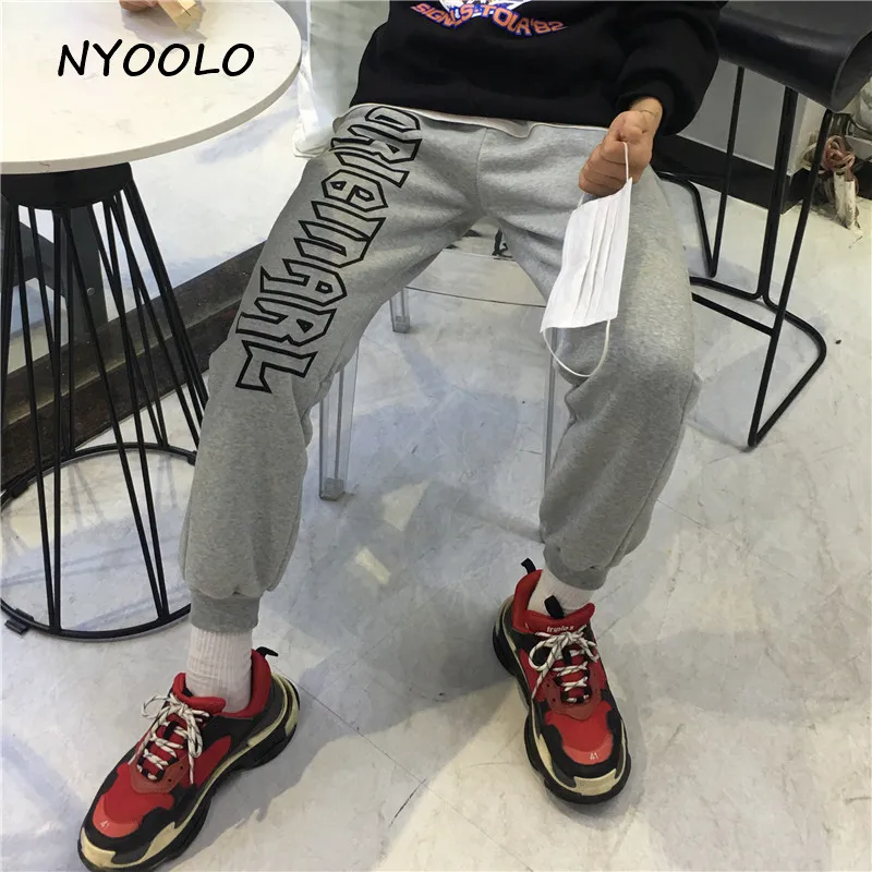 NYOOLO Harajuku стиль Уличная С буквенным принтом шаровары осень зима плюс бархат эластичная талия теплые черные брюки для женщин и мужчин