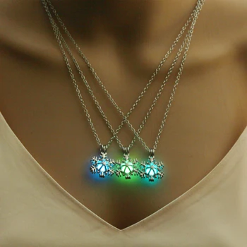

Fashion Snowflake Luminous Stone Pendant Necklace Women Sliver Necklace Jewelry Charm Glow in the Dark Pendant Necklace 2020