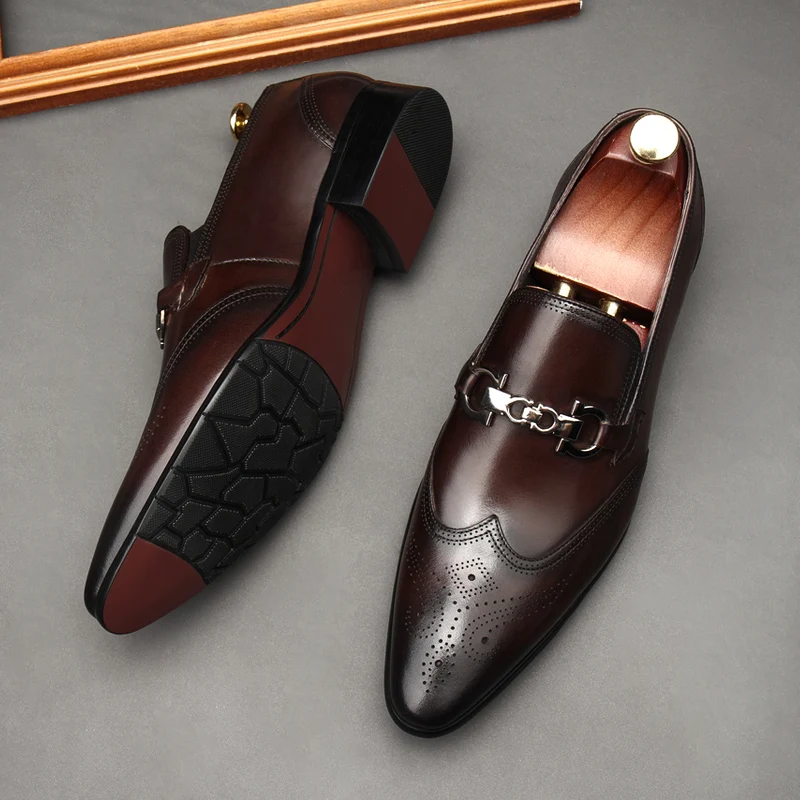 Oxford man in leather shoes, dress shoes, pointy, English style. Made of pure leather, dress, carved, married, size 46