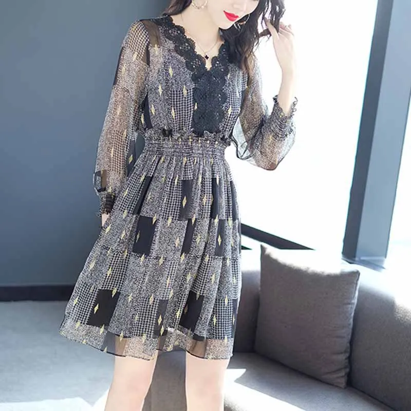 

2019 Early Spring New Style V-neck Waist Hugging Lace Joint Retro Plaid Printed Small Floral Chiffon Dress Women's