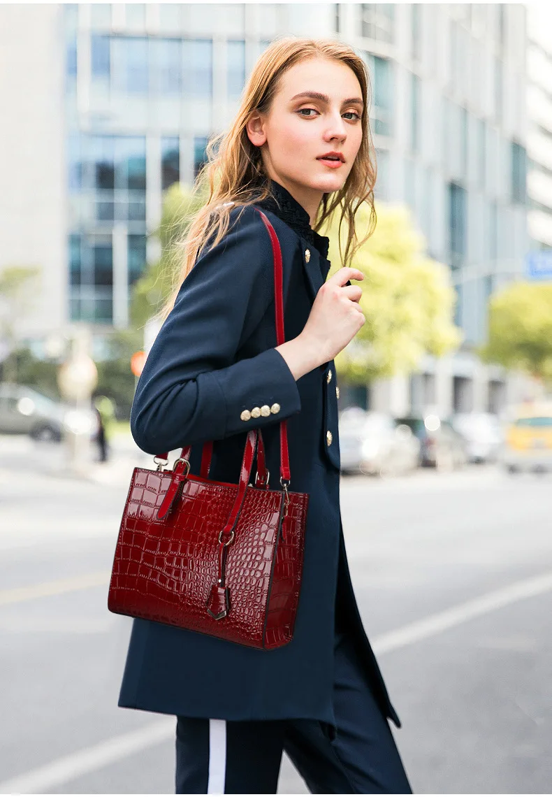 

2019 new women's bags European and American fashion crocodile air handbags