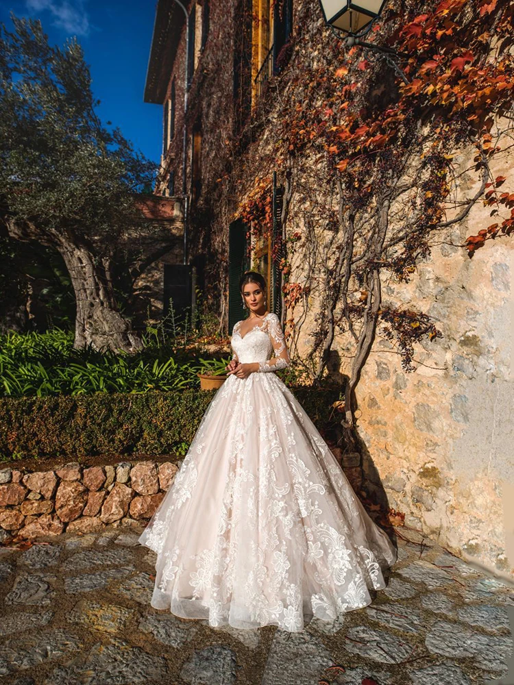 V-neck Simple Retro Long Sleeve Bridal Dresses White Lace 3D Flower Backless Fluffy Skirt Wedding Gown Tail