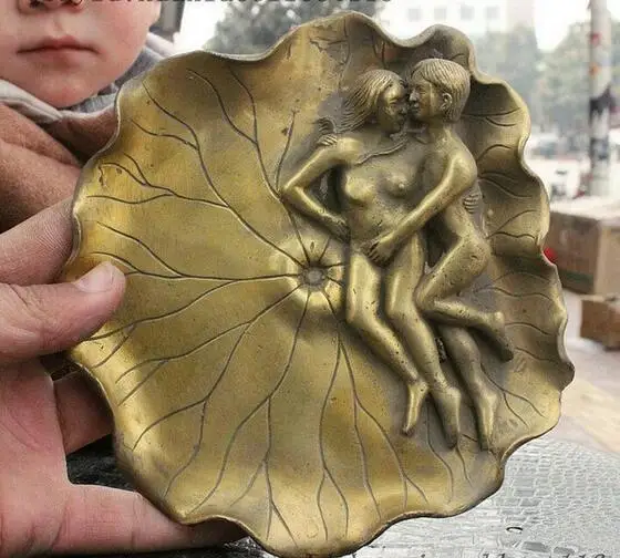 YM 307 Chinese Old Brass Carving Man and Woman Flower Shape Ashtray Statue | Дом и сад