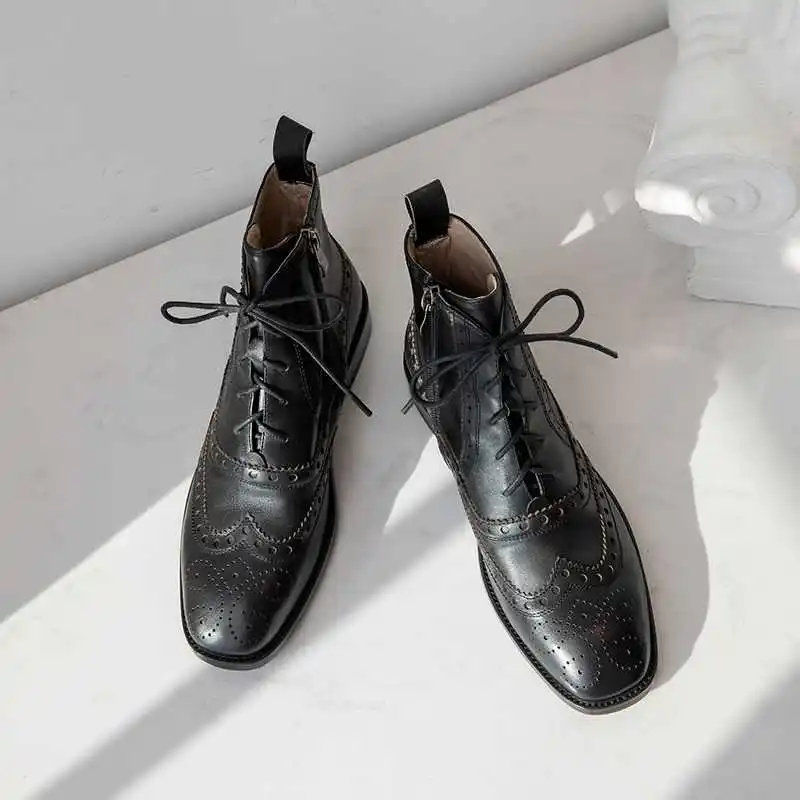 Черный krazing pot British style brogue carved genuine leather boots square toe low heels winter women lace up fashion ankle boots L18 - Цвет: Черный