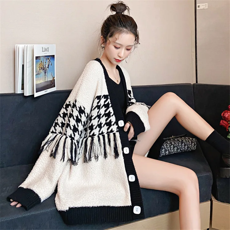 Small fragrant wind jacket female houndstooth loose thickening 2020 autumn and winter new V-neck tassel sweater cardigan lazy |