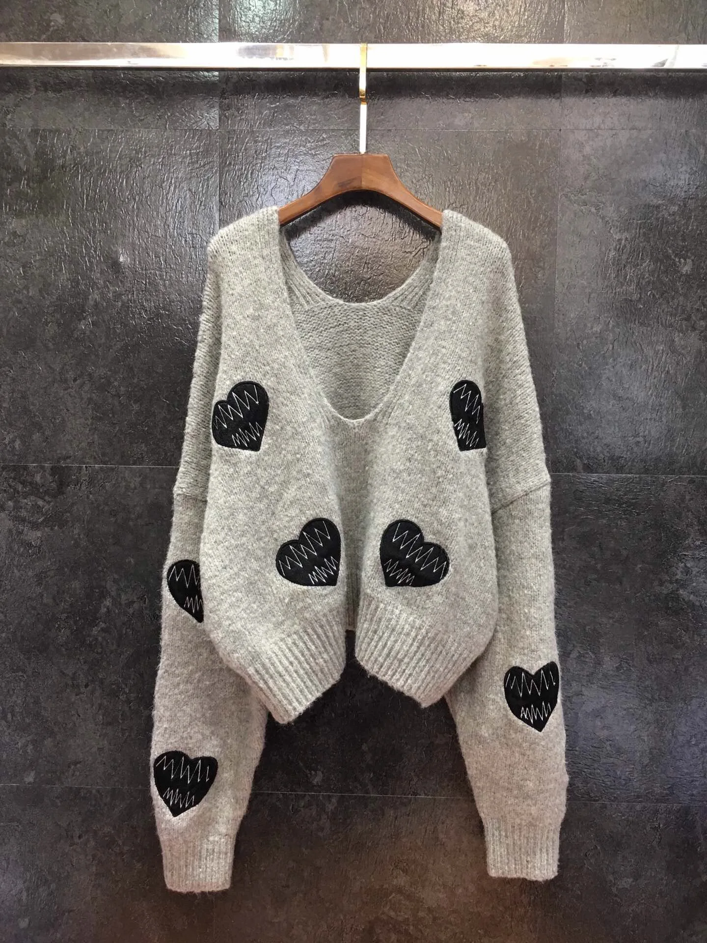 

2019 Winter New Fashion Sexy V-neck Love Embroidery Knit Wool Women Sweater Size S M L Free Shipping Worldwide