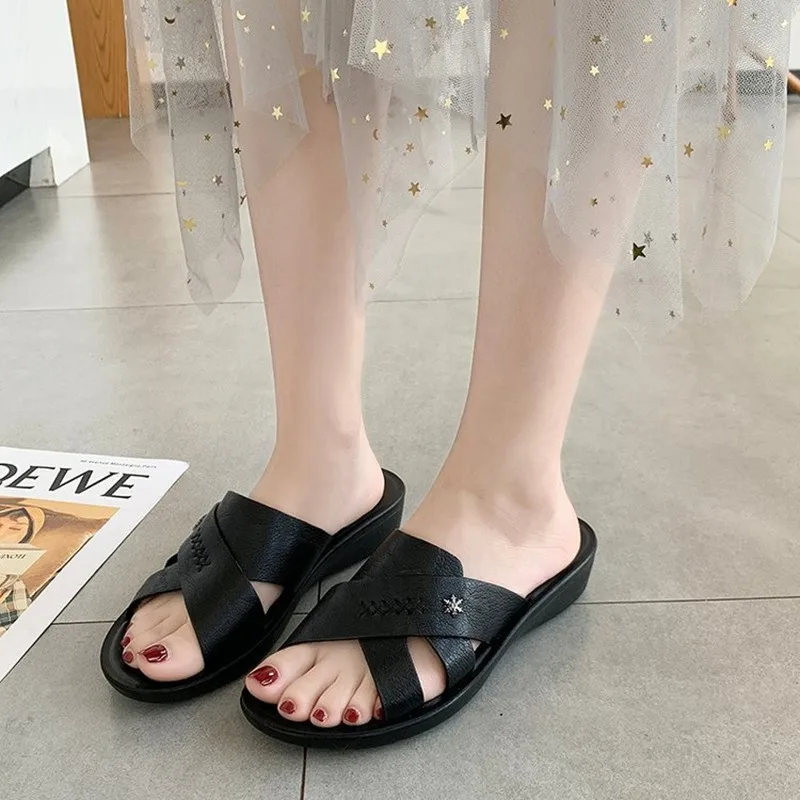 Summer outdoor wear mother slippers fashion middle-aged flat-bottomed elderly non-slip sandals soft-soled women's sandals