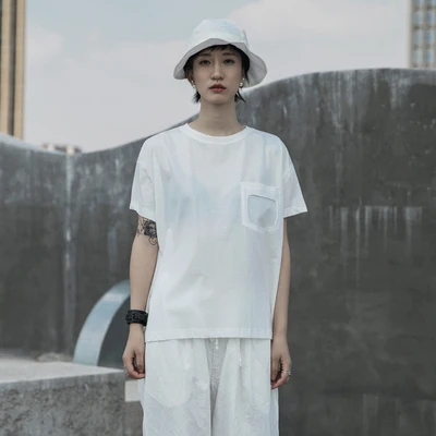 Свободная футболка с коротким рукавом и разрезом на карманах от дизайнеров в