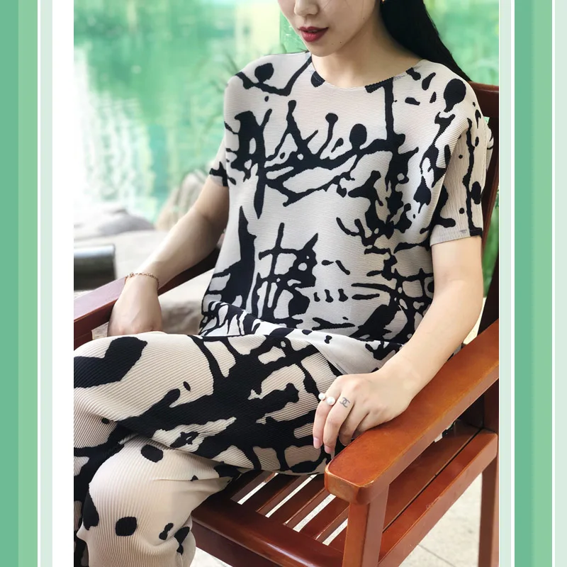 

New summer miyake folds set two-piece set of age-reducing pants + tshirt fashion temperament European female self-cultivation