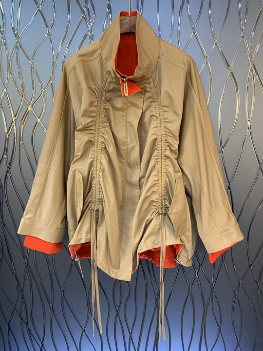 

2019 Early Autumn New Female Collar Symmetrical Drawing Rope Wrinkle Decoration Long Sleeve Baitao Short Jacket 911