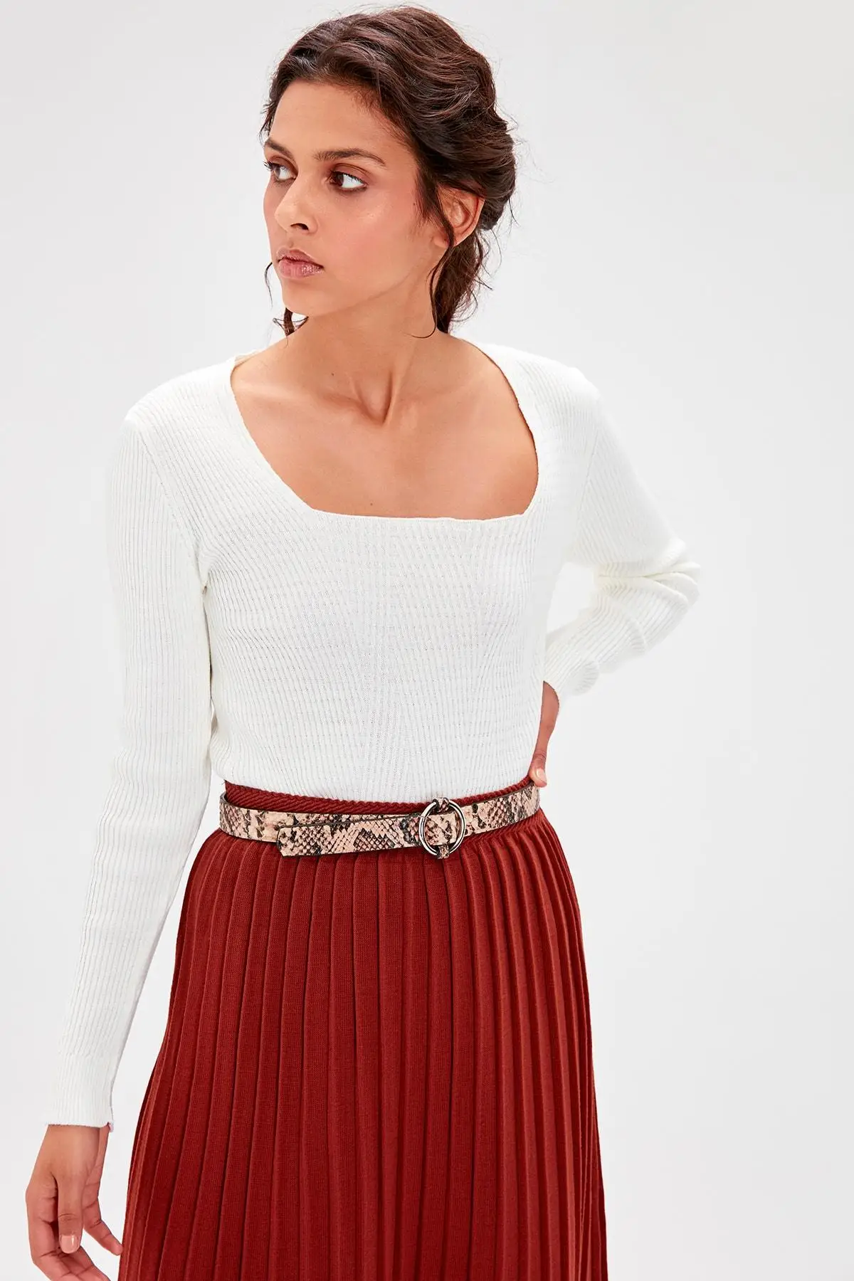 

Trendyol Raw White Square Collar Basic Sweater Sweater TWOAW20KZ0174