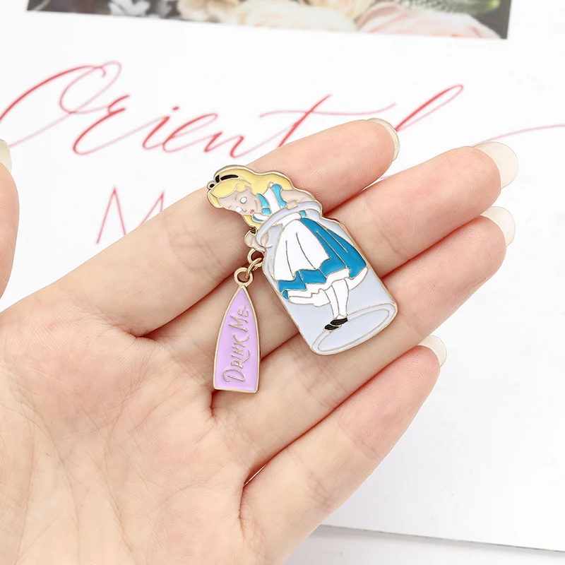 Mini-Alice-in-la-bottiglia-Dello-Smalto-Risvolto-Spilli-Drink-Me-fiaba-Spille-Distintivi-E-Simboli