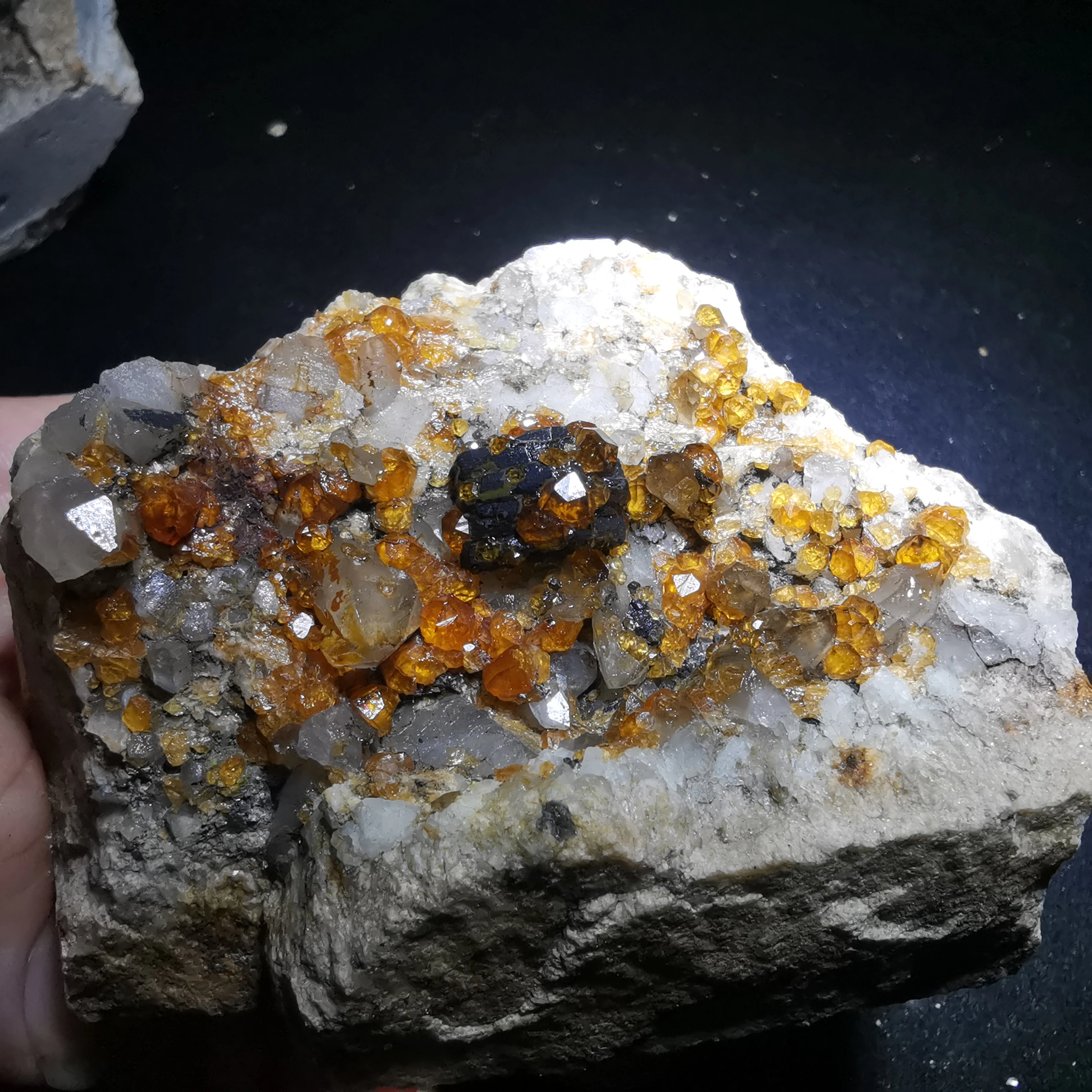 

279,2 г. Редкий натуральный гранат Хрустальный шестиугольный вафдспар слюда латунный мульти минеральный кристалл симбиотик гало энергетическое Исцеление