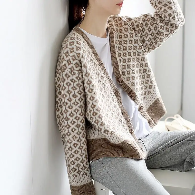 

2020 Autumn and Winter Korean Style Retro Elegant Knitted Cardigan Female V-neck Plaid Loose Coat Sweater