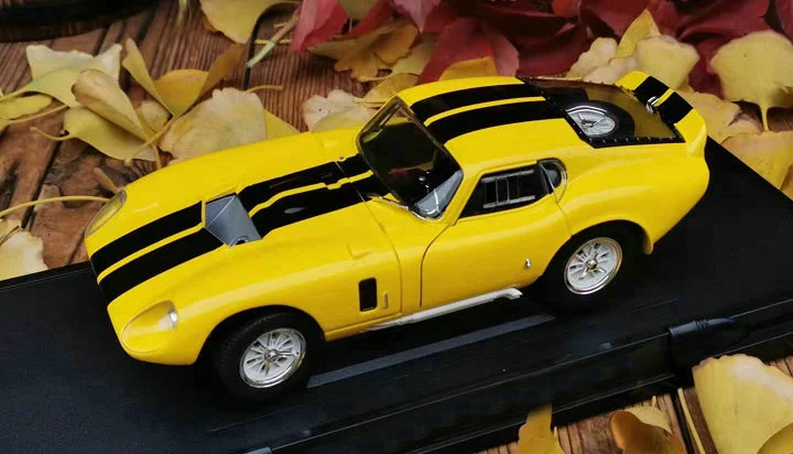 Тонкая 1:18 1965 дверь может быть открыта винтажная модель автомобиля Коллекционная модель из сплава