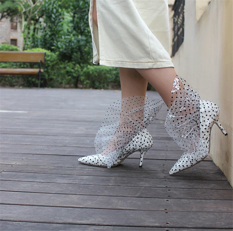 Уникальные атласные туфли-лодочки на высоком каблуке с узором в горошек; женские свадебные туфли из прозрачного ПВХ на тонком каблуке с острым закрытым носком и оборками