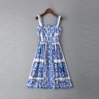 Qian Han Zi tasarımcı elbise kadın yüksek kaliteli Retro mavi beyaz porselen baskılı düğme spagetti kayışı diz boyu elbise