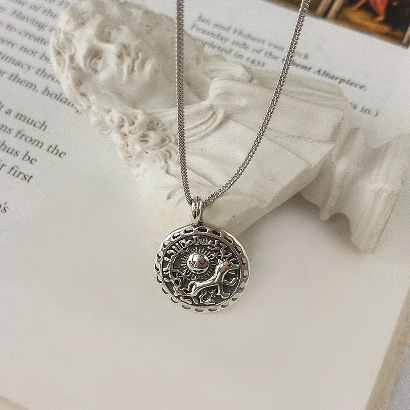 

Vintage 100% Authentic 925 Sterling silver Retro Animal & Sun Disc COin Pendant Necklace Guard FINE Jewelry TLX502