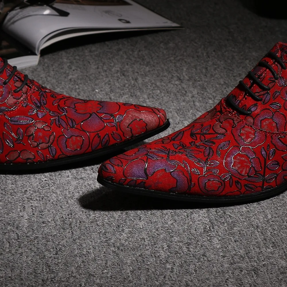 Красные мужские туфли-оксфорды с цветочным принтом; модельные туфли с острым носком на шнуровке; вечерние мужские кожаные туфли для ночного клуба; броги, увеличивающие рост