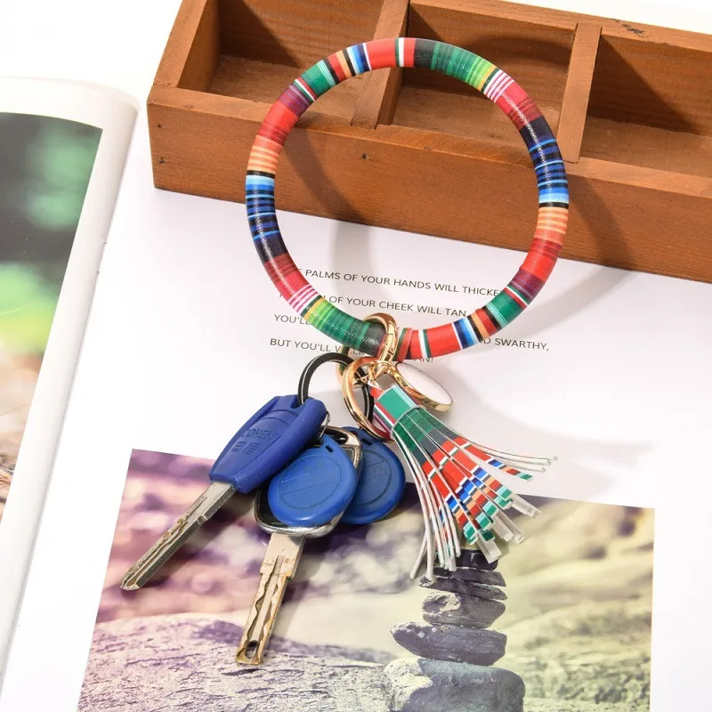100 Teile/los Mode Regenbogen PU Leder Runde Quaste Armband Schlüsselring für Frauen Trendy Großen Kreis Gringe Spot Schlüsselbund Zubehör – Detail 6