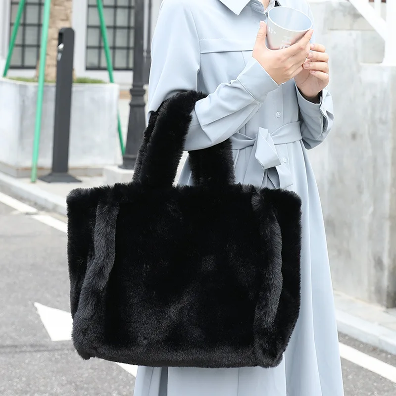 Fashion large Tote Bag Luxury Faux Fur borse da donna Designer Lady Hand Bags Fluffy Soft Plush Shopper Bag Warm Winter Sac 2022