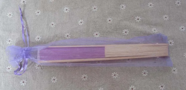 light purple 50 шт./партия персонализированные Невеста и жених имя и Дата Шелковый свадебный веер с подарочные мешочки из органзы - Цвет: light purple