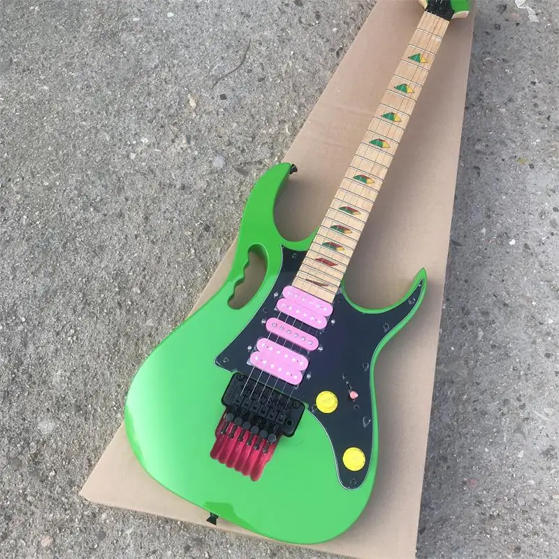 6 cuerdas de guitarra elictrica, cuerpo de color verde con negro Floyd Rose, Rosa pastillas, diapasón de arce con color ido embut