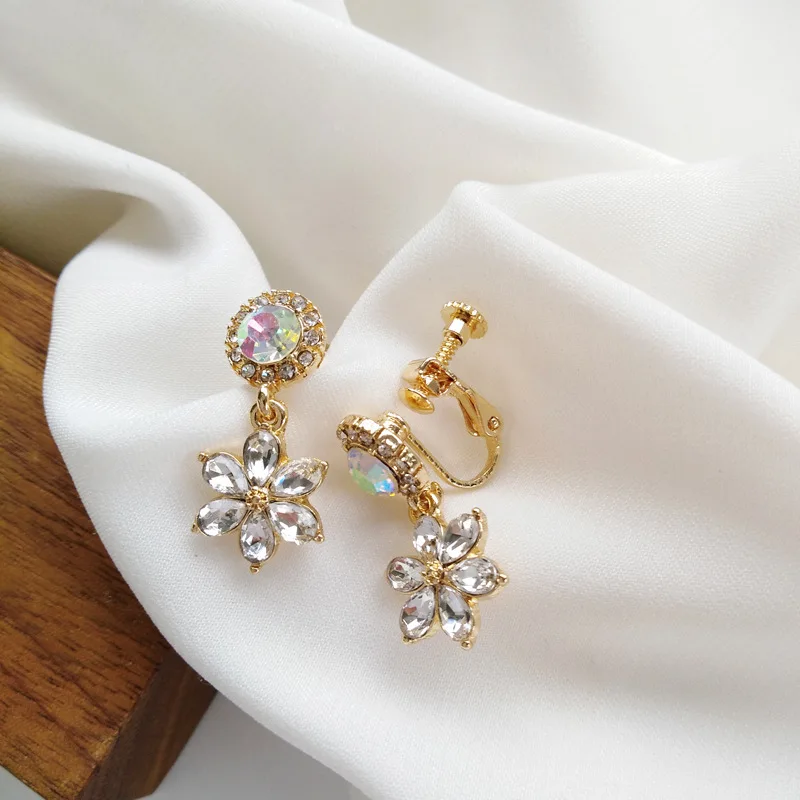 2020 New Korean Style Elegant Exquisite Girl Earrings Retro Baroque Shinny Rhinestone Flowers Clip on Earrings Without Piercing