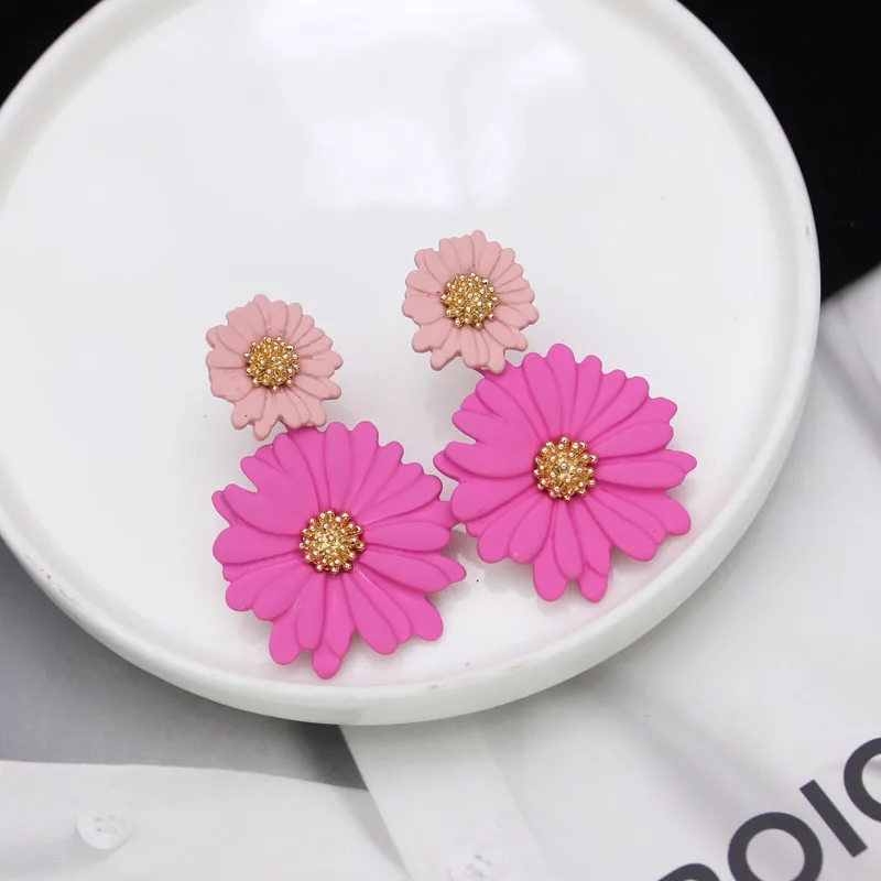 Блестящие боковые новые модные брендовые ювелирные изделия элегантные цветочные серьги-гвоздики для женщин подарок контрастные цвета ромашки Эффектные серьги
