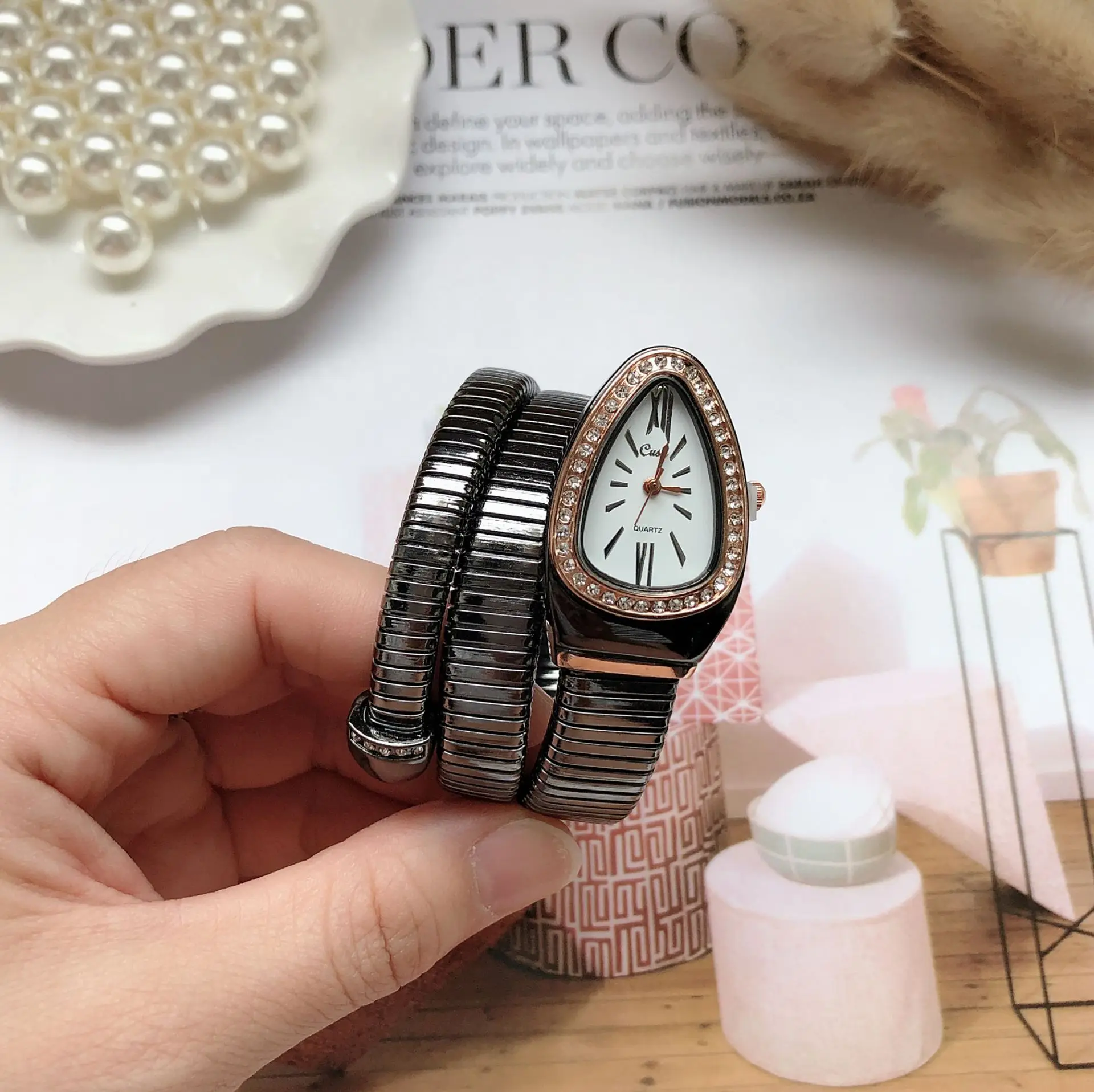 Unique Snake Shaped Women Watches With Rhinestone Fashion Luxury Brand Ladies Watch Diamond Snake Bracelet Watch Women