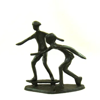 

CREATIVE CAST IRON ROLLER SKATING MINIATURE HANDMADE METAL SKATEBOARDER FIGURINE SPORTS DECOR GIFT CRAFT ORNAMENT ACCESSORIES