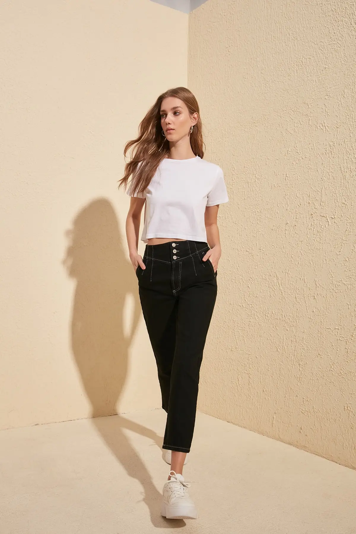 

Trendyol Contrast Stitching Button Detail High Bel Mom Jeans TWOSS20JE0182