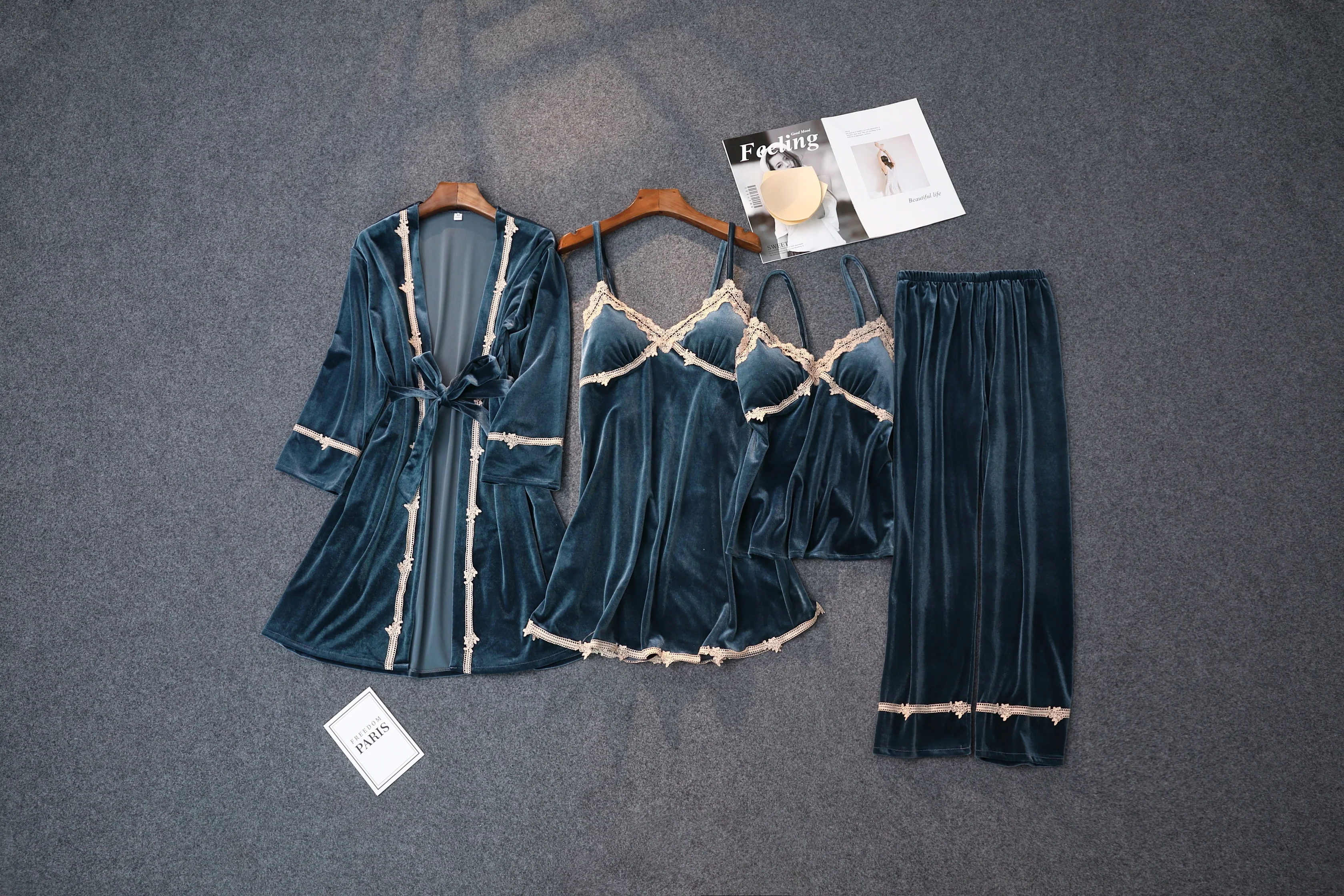 

Модные комплекты одежды для ванны Красивая бархатная Пижама 2021 одежда для сна теплая Домашняя одежда кружевная женская ночная рубашка сексуальный пеньюар зима