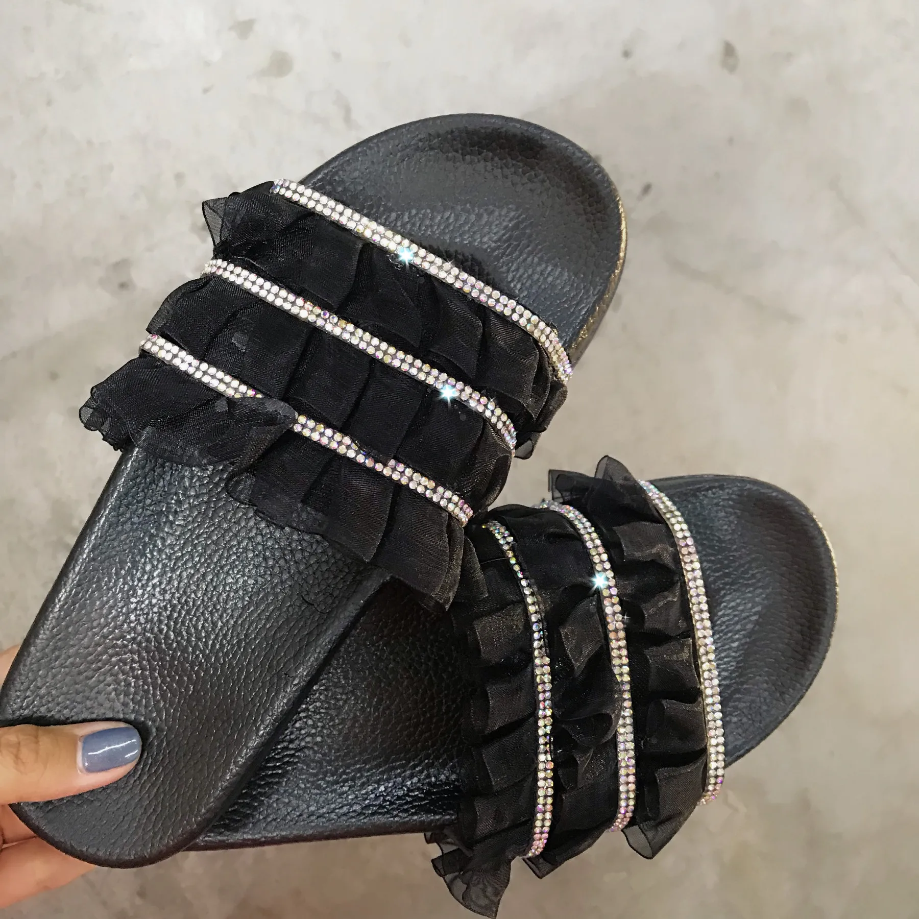 Новое поступление Для женщин Стразы; обувь с блестящими стразами слайд стелька сандалии со шнуровкой на плоской подошве Вьетнамки слипоны Шлёпанцы Летняя обувь