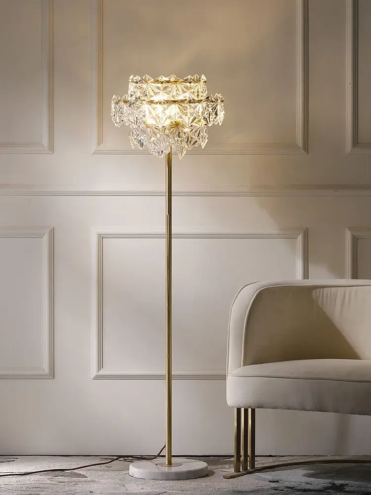 Lampadaire Crystal lampadaire salon chambre simple luxe moderne lampadaire  pied interrupteur lampe européenne et américaine : : Luminaires et  Éclairage
