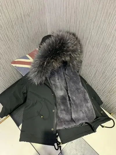 Black Grey Fur Детская меховая куртка пальто для девочек детская зимняя куртка с подкладкой из кроличьего меха Верхняя одежда с капюшоном из меха енота ветрозащитная парка для мальчиков TZ420 - Цвет: Black Grey Fur