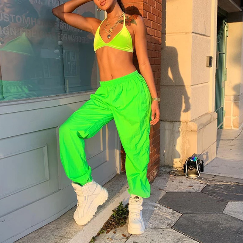 Спортивный костюм карго. Неоновые штаны зеленые карго. Яркие штаны. Яркие спортивные штаны женские. Яркие штаны модные.