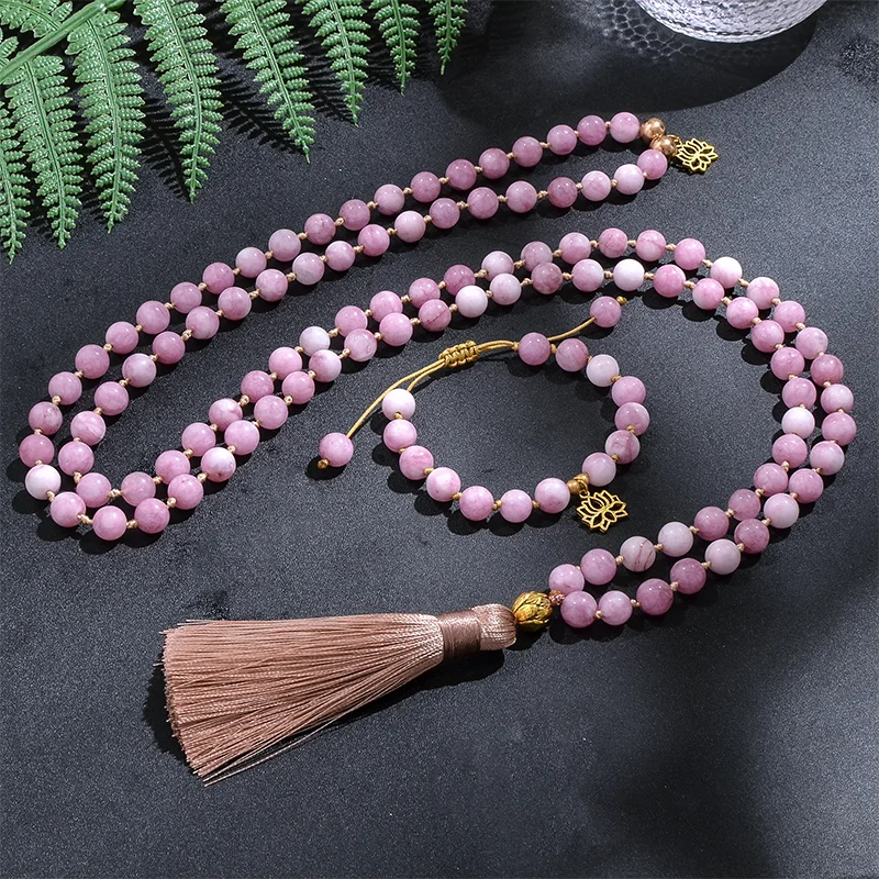 108 8mm Kunzit Perlenkette mit Knoten, Japamala Halskette, Meditations- und Yoga-Schmuck, Armband-Set mit Quaste und goldenem Lotus-Anhänger für Frauen