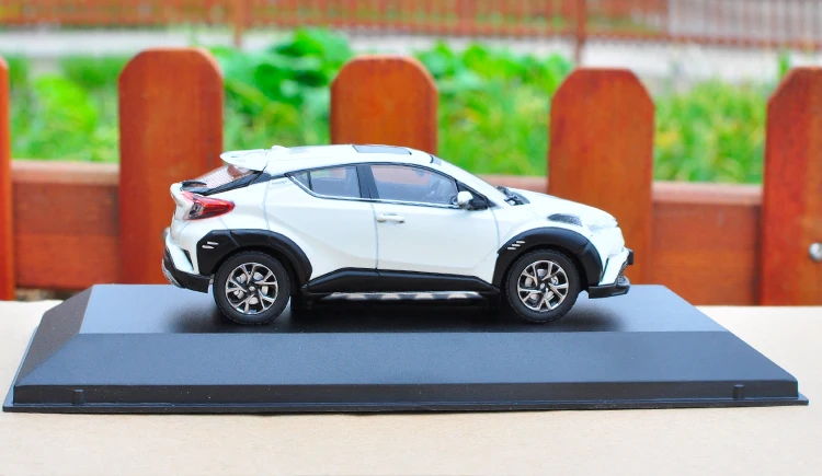 Высококачественная оригинальная модель из сплава 1:43 Toyota C-HR, подарок для имитации дня рождения, литая под давлением металлическая модель